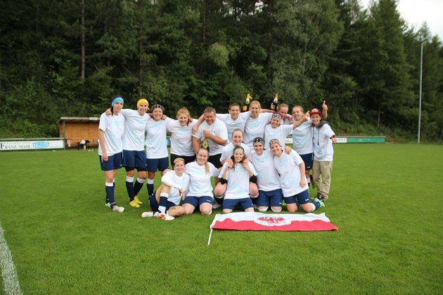Damen, Landesliga Ost: Mit zwölf Siegen in 14 Saisonspielen setzten sich die Damen von Oberlangkampfen in der Landesliga Ost die Meisterkrone auf.