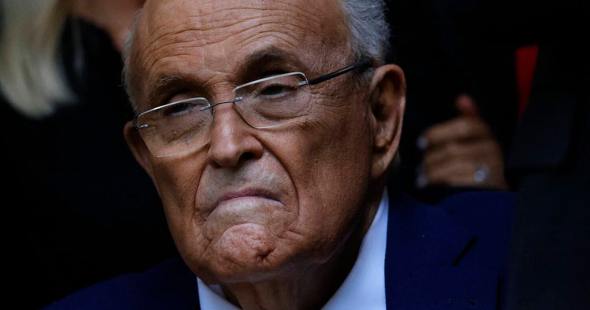 Trump-Vertrauter-und-Ex-B-rgermeister-Giuliani-in-kritischem-Zustand-ins-Krankenhaus-gebracht