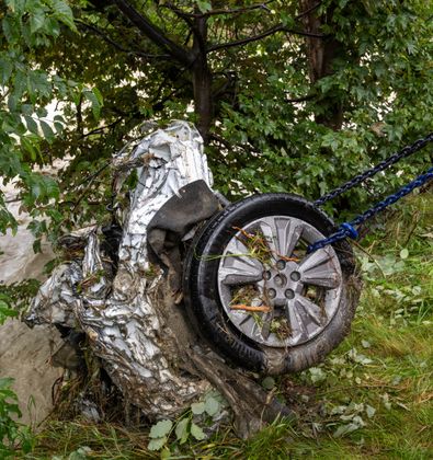 Laut Polizei kann nicht ausgeschlossen werden, dass noch weitere Fahrzeuge mitgerissen wurden.