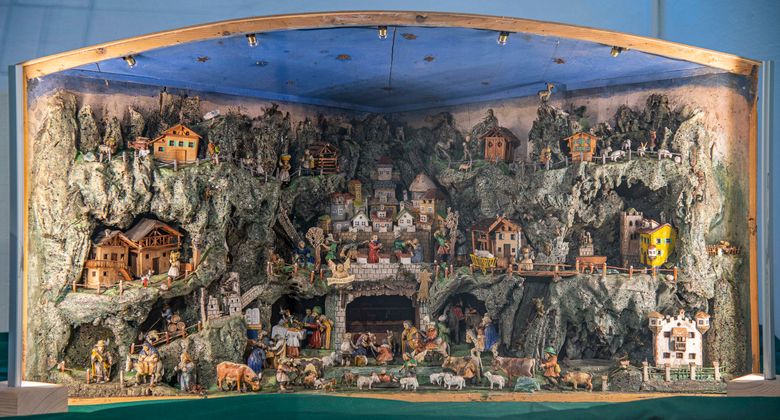 Kastenkrippe aus Kastelruth aus Holz, Naturmaterialien und Glas aus der ersten Hälfte des 19. Jahrhunderts.