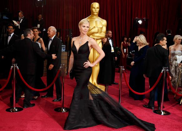 Top: Wie edel und stilvoll das aussehen kann, bewies etwa Charlize Theron in ihrem figurbetonten schwarzen Kleid mit transparenten Trägern und Schleppe (Dior Haute Couture).