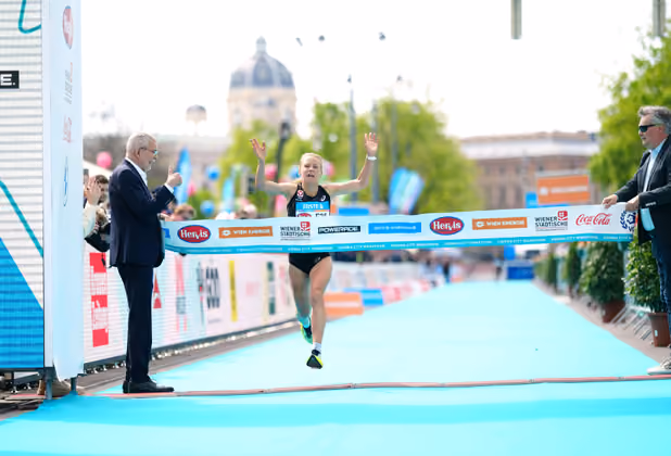 Julia Mayer bei ihrer Zielankunft. 