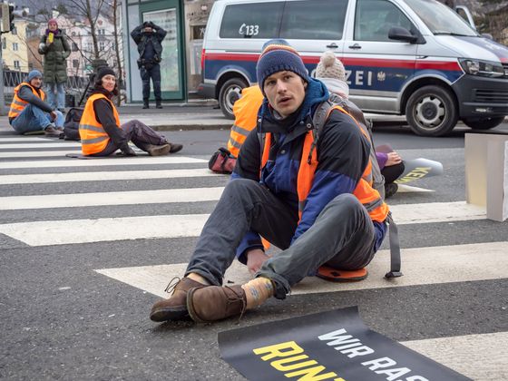 Gut eine Stunde saßen die AktivistInnen auf der Straße, dann beendeten sie ihre Blockade.