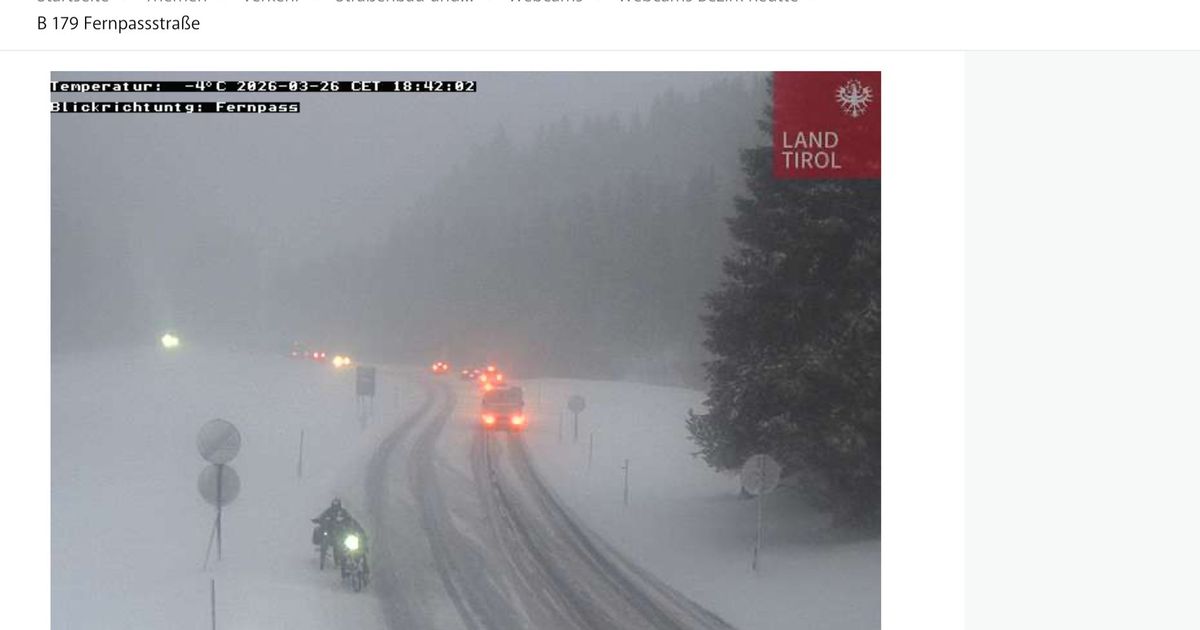 Kurioses-Webcam-Bild-Radfahrer-k-mpfte-sich-auf-Fernpass-Strecke-durch-den-Schnee