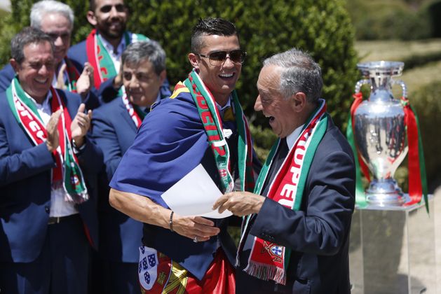 Staatspräsident Marcelo Rebelo de Sousa scherzt mit Cristiano Ronaldo.