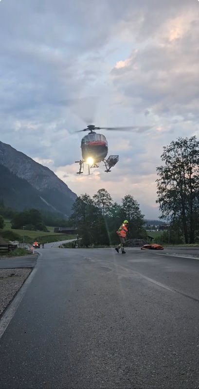 Blitzeinschlag im Wald: Feuerwehr in Gschnitz mit Hubschrauber zum Einsatzort geflogen