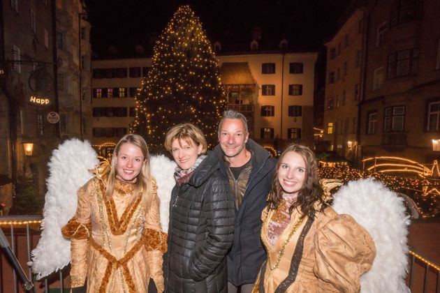 Zwei Engerl mit Bgm. Christine Oppitz-Plörer (2.v.l.) und Rober Neuner (IAI VeranstaltungsgmbH).