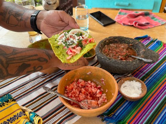 Vorspeise: Tostadas. Die aromatische Salsa Molcajete (hinten rechts) passt zu vielen Gerichten.