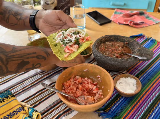 Vorspeise: Tostadas. Die aromatische Salsa Molcajete (hinten rechts) passt zu vielen Gerichten.