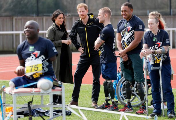 Auch am Trainingsplatz bei den "Invictus Games Sydney 2018" bewahrt sich Meghan Markle ihre Eleganz. Richtig sportiv ist ihr schlammfarbener "Babaton Trench" von Aritzia" nicht. Was auf diesem Bild nicht zu sehen ist: Unten rum trägt die Schauspielerin High Heels!