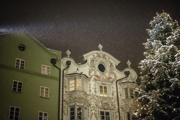 Schneeflocken tanzen über dem Helblinghaus.