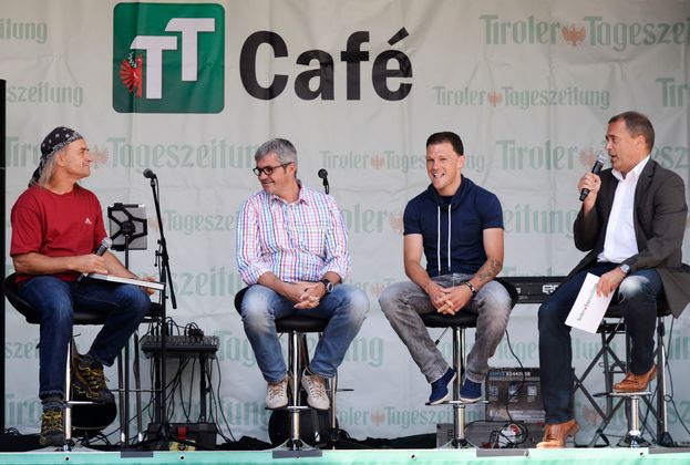 Auf der Bühne begegnete Schreter (2.v.re.) Fotograf und Bergsteiger Heinz Zak (li.) und Seefelds Bürgermeister Werner Frießer (2.v.li.).