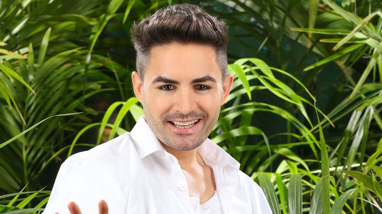 MENDERES BAGCI                                                              ➕ PRO: Bagci, den alle nur schlicht Menderes nennen, wäre die interne Lösung. "DSDS" kennt er wie kaum ein anderer, weil er sich ständig bewarb und immer wieder scheiterte.  Warum sollte er also nicht befördert werden? Jogi Löw war anfangs ja auch nur Assistent von Jürgen Klinsmann.➖ CONTRA:  Menderes trägt den inoffiziellen Titel "Kult-Kandidat", der sich wahnsinnig schnell abnutzen dürfte, wenn es zu oft zu kultig wird. Zudem will man sich nicht ausmalen, was mit Dieter Bohlen passiert, wenn er Menderes auf seinem Stuhl sitzen sieht. Dann lieber Thomas Anders.