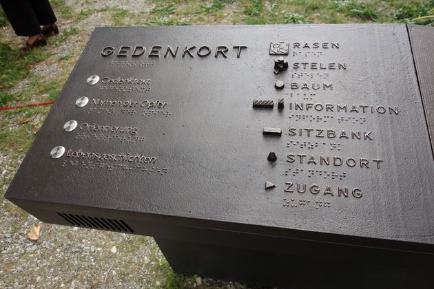 Eine Informationsstation führt vor Ort in die Lebensgeschichten der Opfer ein - auch in einfacher Sprache sowie Brailleschrift.