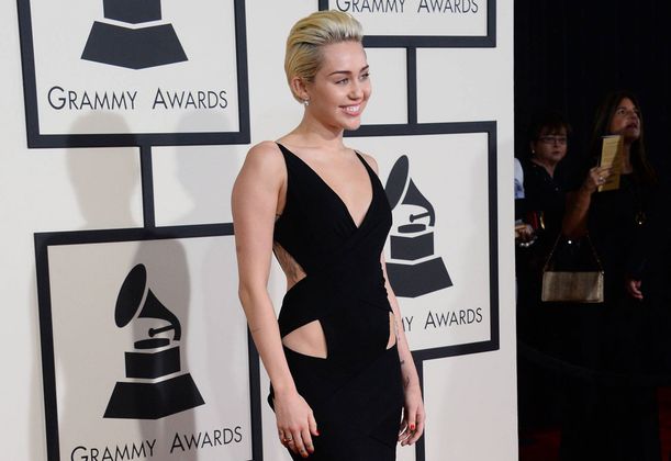 Popstar Miley Cyrus (22) lief im schwarzen Kleid mit etwas merkwürdigen Löchern über den roten Teppich. Ein anderer Star hätte damit vielleicht Aufsehen erregt. Für Miley-Verhältnisse sei das wie ein Rollkragenpullover mit Jeans, schrieb "People.com".