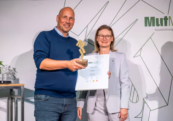 Steve Weingarth (GMD GmbH) wurde der Jurypreis in der Kategorie „Neustart“ von Gabriele Kinast (Vorstandsmitglied Raiffeisen Landesbank Tirol AG) überreicht.