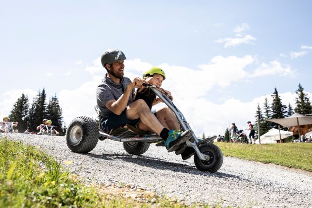 ...  mit dem Mountaincart rasant talwärts (Bergbahnen Fendls) ...