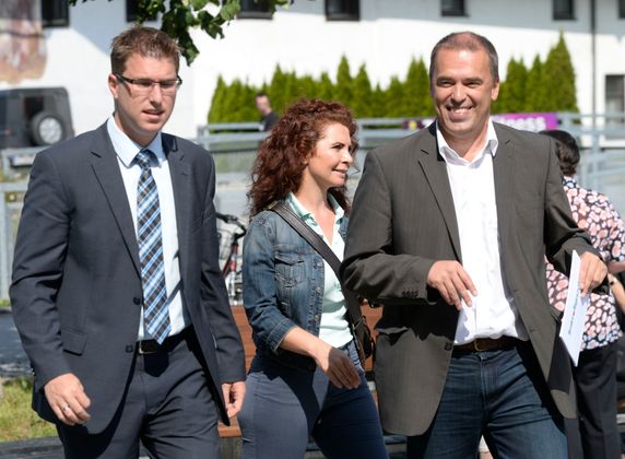 Chefredakteur Alois Vahrner (re.) mit dem Telfer Bürgermeister Christian Härting und Grünen-Nationalrätin Aygül Berivan Aslan.