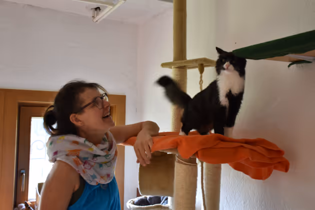 Sabrina Steidl und Sandra Dekassian (im Bild) kümmern sich mit viel Engagement und Einsatz um die tierischen Bewohner.