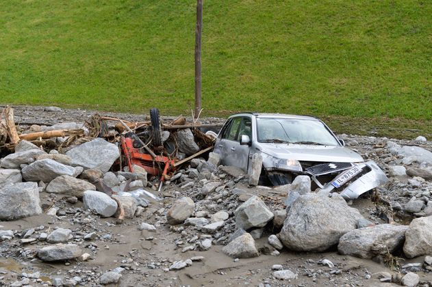 Manche Schäden werden wohl irreparabel bleiben - wie etwa von der Mure zerstörte Autos.