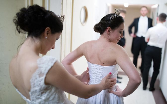 Das Kleid sitzt perfekt.