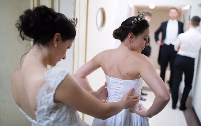 Das Kleid sitzt perfekt.