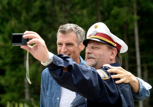Reinhard Exenberger aus Niederndorf (im Zivilberuf Schulwart) spielt einen Polizisten und macht hier einen Selfie mit Autor Thomas Raab.