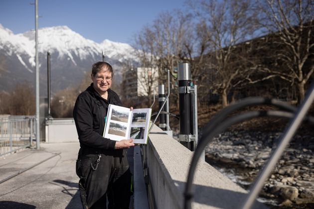 Werner Peer ist seit 35 Jahren Haustechniker im SILLPARK und der Herr über das Kraftwerk. Das Buch, das er in der Hand hält, dokumentiert die Geschichte des Wasserkraftwerks.