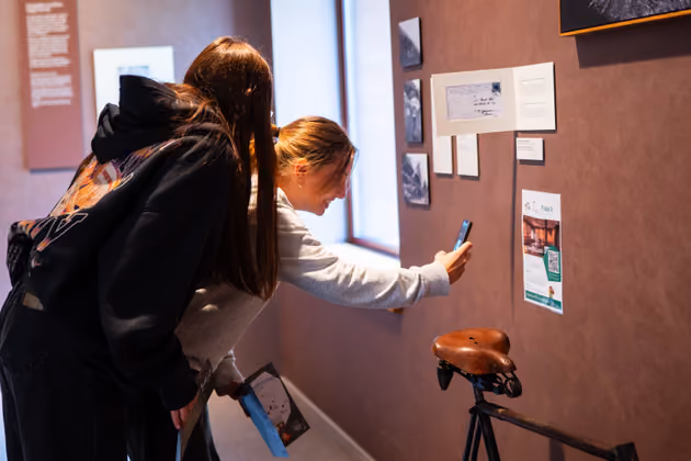 Lea und Aurelia stellen sich den Fragen bei der digitalen TT-Schnitzeljagd. 