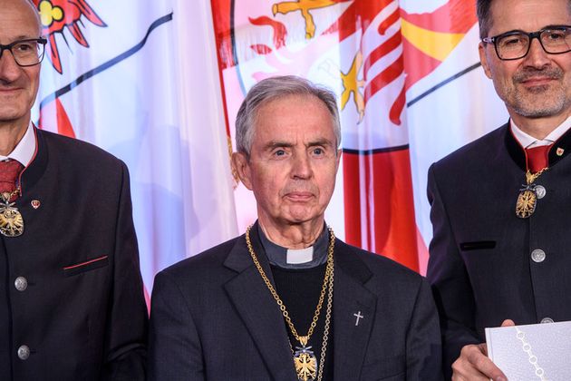 Verleihung Ehrenzeichen an Hansjörg Hofer, Weihbischof der Erzdiözese Salzburg.
