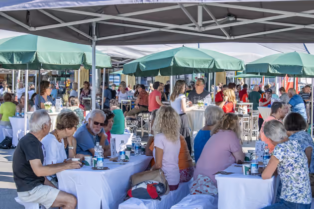 Die Plätze waren schon morgens gut gefüllt. Schon um 9 Uhr herrschte gute Stimmung am Marktplatz vor dem DEZ.