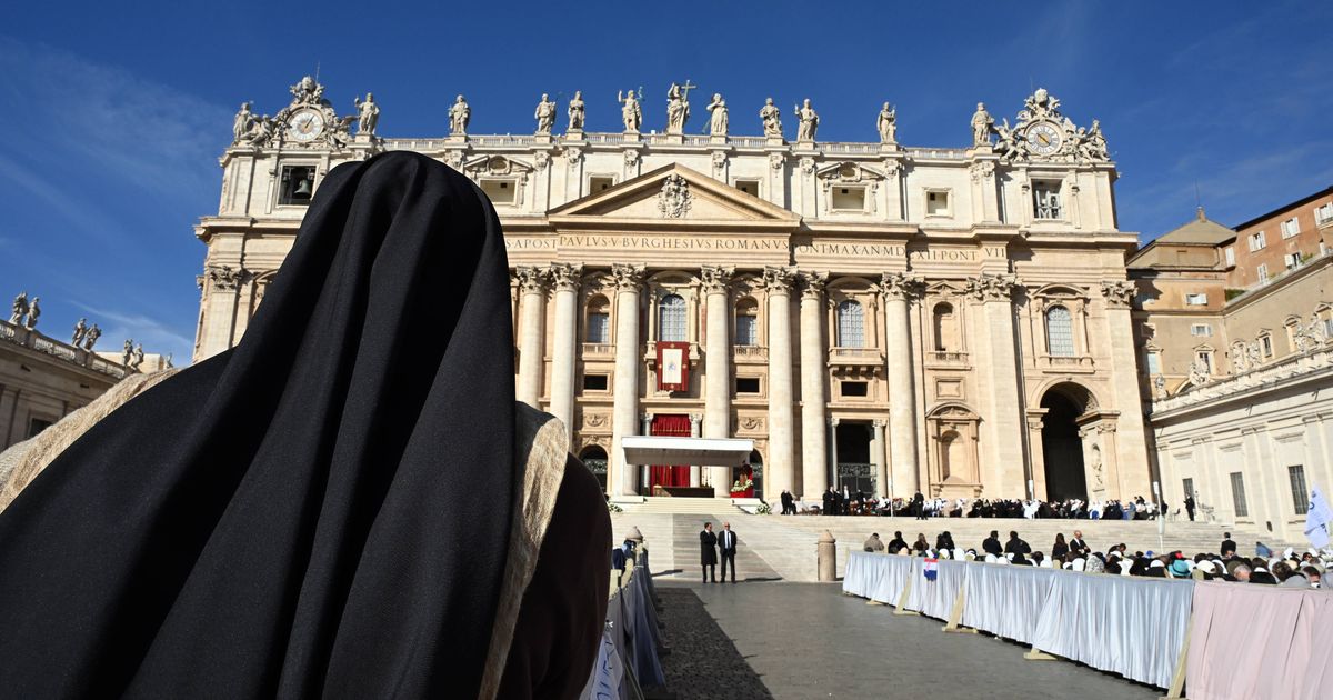 Mann-urinierte-vor-Gl-ubigen-und-Touristen-auf-Altar-des-Petersdoms