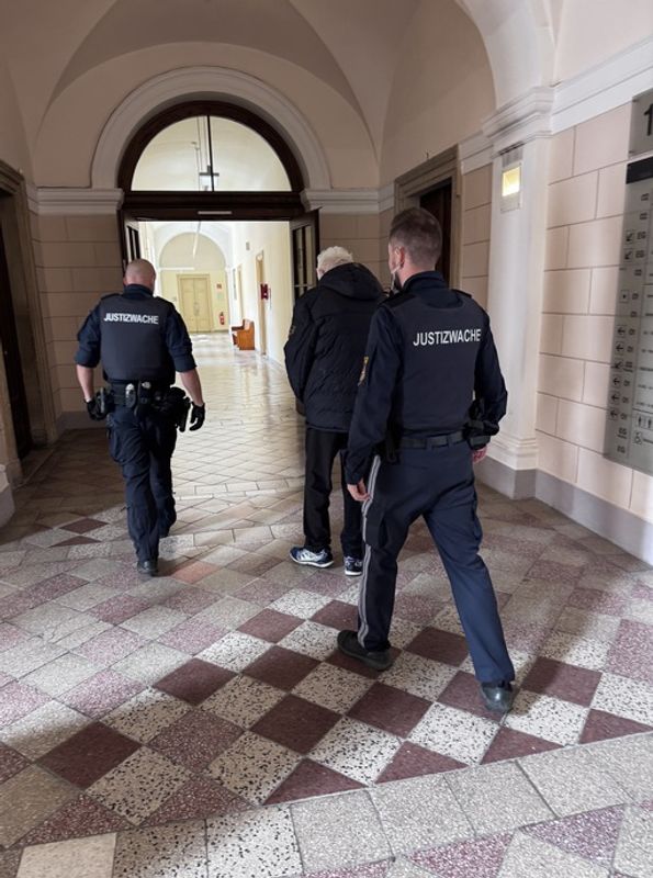 Prozess nach Gewaltausbruch in hohem Alter: 78-jähriger Tiroler misshandelte Ex-Frau auf brutalste Weise