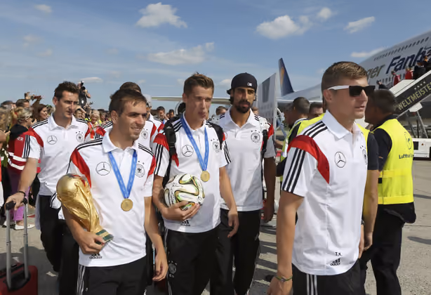 Nach einem kurzen Empfang am Flughafen ging es gleich weiter zur Fan-Party am Brandenburger Tor.