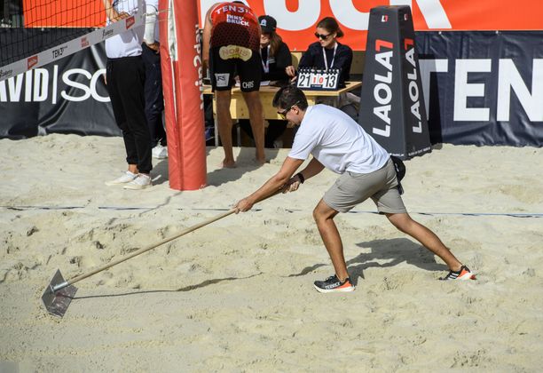 Auch ein Strand will gepflügt sein: Die 155 Tonnen Sand auf dem Marktplatz werden regelmäßig geglättet.