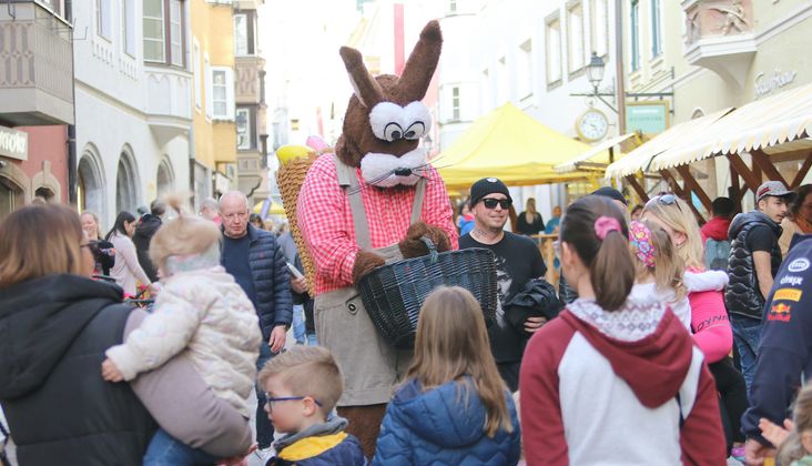 Am Freitag und Samstag verspricht die kunterbrunte Osterwelt in der Schwazer Innenstadt großen und kleinen BesucherInnen ein Fest voller Freude, (Einkaufs-)Spaß und Frühlingsgefühlen – ein Highlight für die ganze Region. 