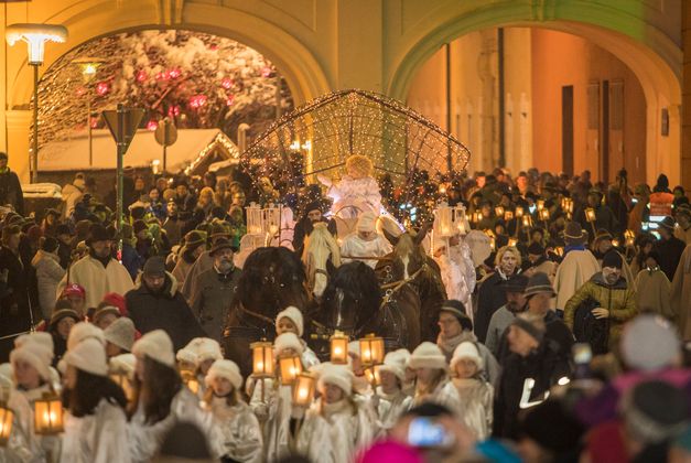 Tausende säumten am Sonntag die Straßen in der Innsbrucker Innenstadt, um den traditionellen Einzug des Christkindls zu verfolgen.