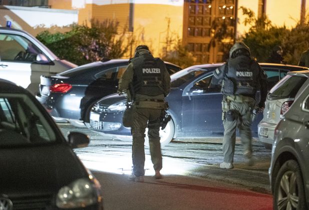  SEK-Beamte sind in der Nähe eines Tatorts im Einsatz. 