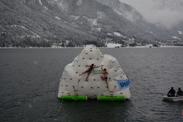 Am Achensee klingt das abgelaufene Jahr traditionell frostig aus. Zum 14. Mal lud der Tauchklub Black Divers am Silvesternachmittag mutige Teilnehmer zum Wettschwimmen.