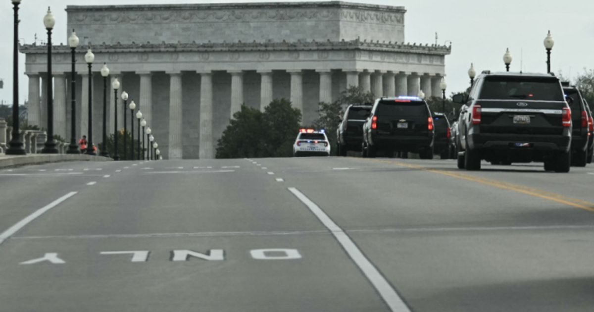 Umstrittene-Pl-ne-f-r-Trump-Bogen-in-Washington-eingereicht