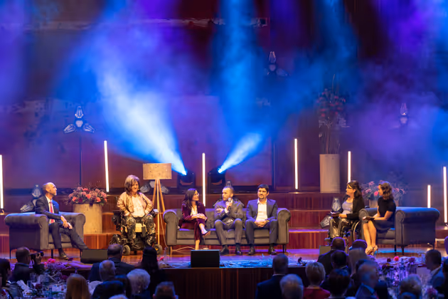 Auf der Bühne wurden  die Sponsoren der Gala vorgestellt.
