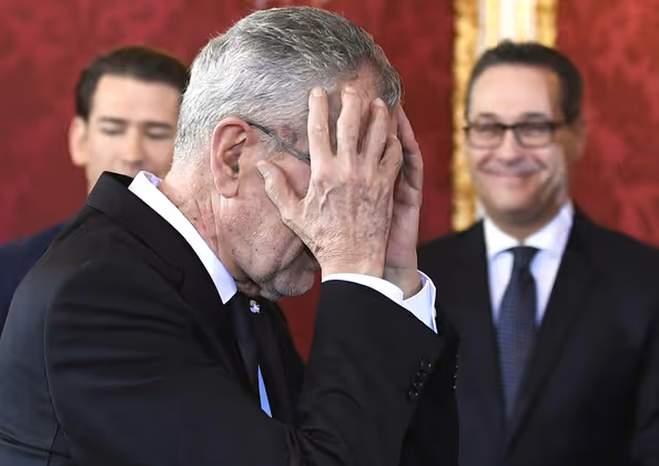 Angelobung: Gesamtsieger Objektiv 2018 und Siegerbild in der Kategorie Innen- und Außenpolitik von Robert Jäger. Bundeskanzler Sebastian Kurz (ÖVP), Bundespräsident Alexander Van der Bellen und Vizekanzler Heinz-Christian Strache (FPÖ) im Rahmen der Angelobung der ÖVP-FPÖ-Bundesregierung in der Präsidentschaftskanzlei in Wien.