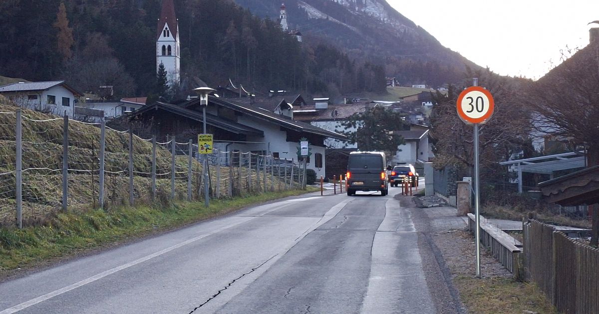 Rietz-beschlie-t-30er-auf-der-Durchfahrtsstra-e-und-Fahrverbot-bei-Volksschule