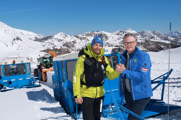 Sebastian Jury (Leiter Schneeräumung und Werkstätten Großglockner Hochalpenstraßen AG) und Johannes Hörl (Vorstand Großglockner Hochalpenstraßen AG).