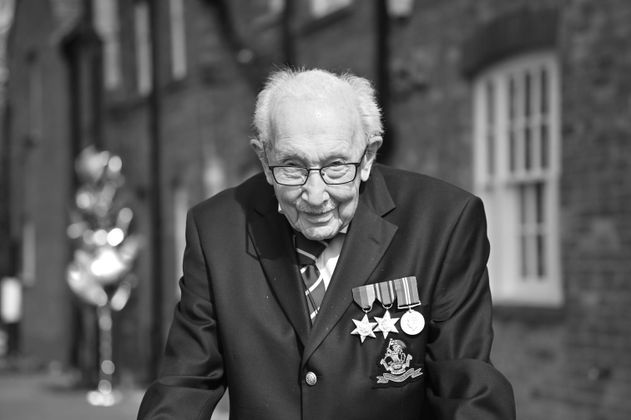 2. Februar: TOM MOORE (✞ 100) | Von vielen nur „Captain Tom" genannt drehte der hochbetagte Brite in der ersten Pandemiewelle mit seinem Rollator Spendenrunden. Der Veteran aus dem Zweiten Weltkrieg sammelte fast 33 Millionen Pfund (38 Millionen Euro) für Großbritanniens Nationalen Gesundheitsdienst NHS. Queen Elizabeth II. schlug Moore im Juli 2020 zum Ritter. Er verstarb an einer Corona-Erkrankung.