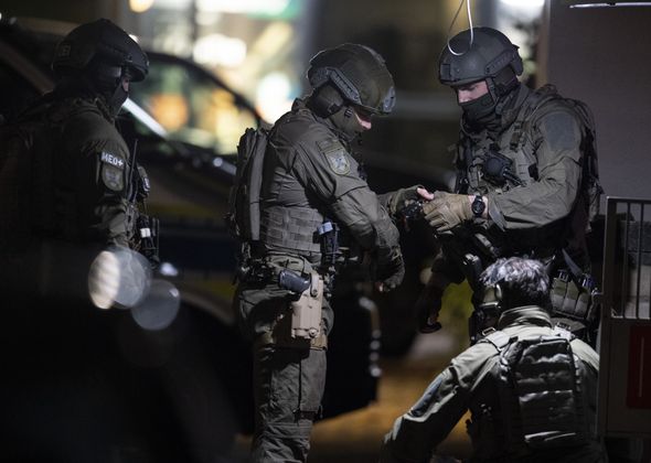 Spezialeinheiten am Tatort nach der blutigen Schießerei.
