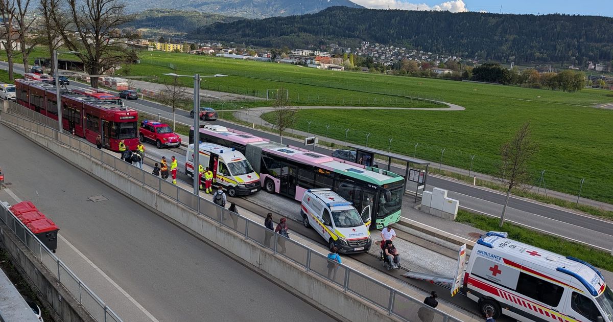 Rettungseinsatz-nach-Stra-enbahn-Unfall-in-Innsbruck-Eine-Person-leicht-verletzt
