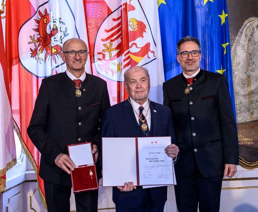 Verleihung Ehrenzeichen an Manfred Duringer, Ehrenlandesobmann des Chorverbandes Tirol.