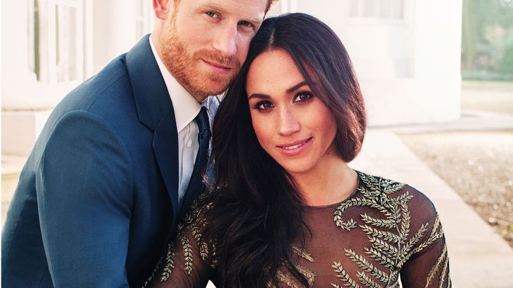 Mehr als 50.000 Euro soll die Robe mit Goldverzierungen und bodenlangem Tüllrock gekostet haben, mit der Meghan Markle auf den offiziellen Verlobungsfotos posierte. Dabei handelt sich um ein Couture Kleid von Ralph und Russo.