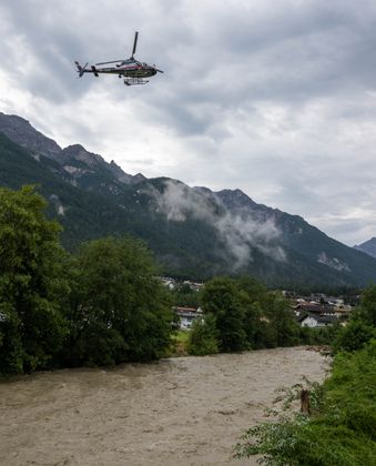 Noch in der Nacht startete eine Suchaktion, die aber aus Sicherheitsgründen vorübergehend eingestellt werden musste. Seit den frühen Morgenstunden ist die Suche nach einem 60-Jährigen wieder im Gang.